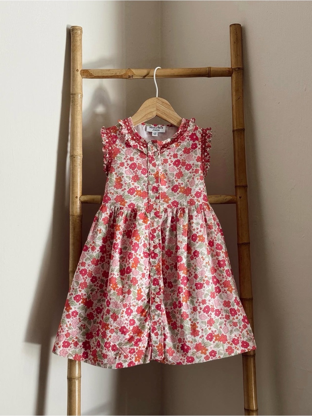 Dress from the brand NECK & NECK (European). 
Sleeveless Floral Button-Front Kid